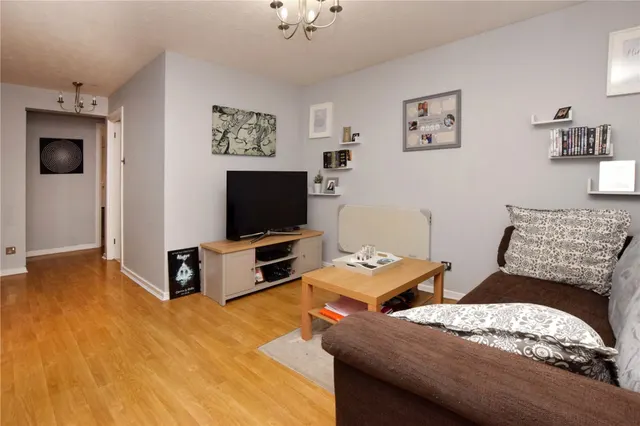 Photo 3 — 16 Mortimer Close, Bushey