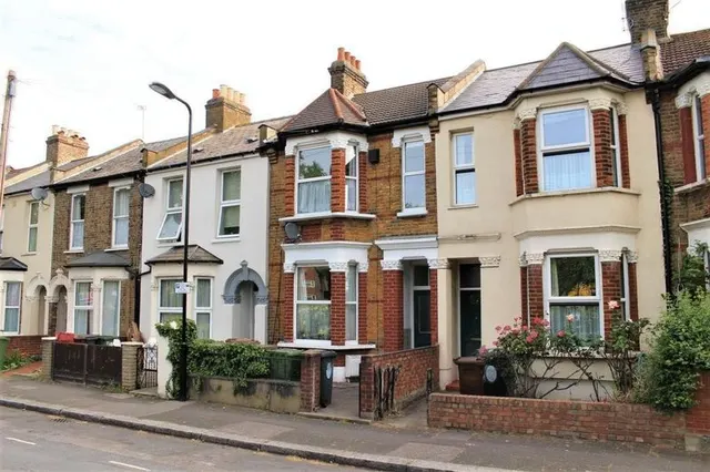 Photo 2 — 39 Lincoln Street, London E11 4PZ