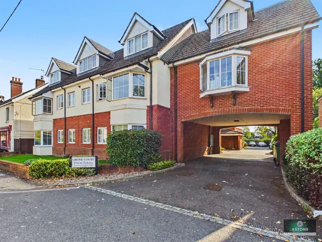 Grove Court, Three Bridges, photo 2