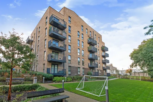 Photo 3 — Riverwell Close, Watford