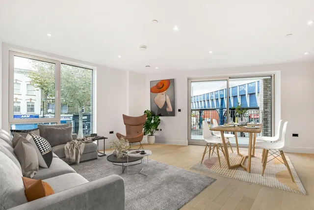 High Road, Leyton, E10, photo 1
