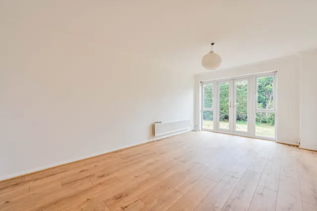 Photo 2 — 29 Bisley Close, Worcester Park