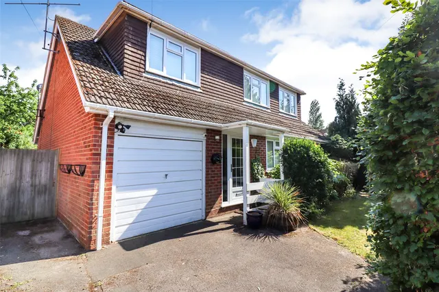 Ryelaw Road, Church Crookham, Fleet, Hampshire, GU52 6HY, photo 1