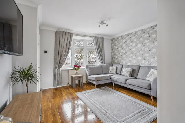 Photo 2 — Ashridge Drive, Watford, Watford, WD19 6TQ