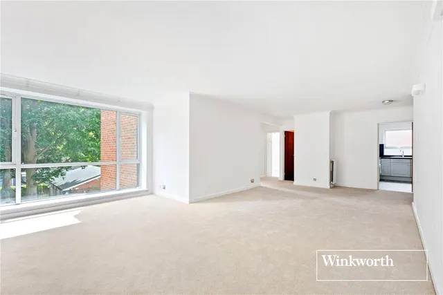 Photo 2 — Hendon Lane, Finchley, London, N3