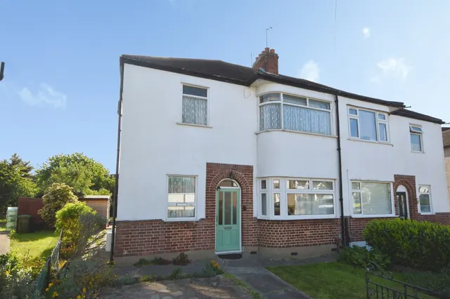 2 bedroom flat — Tudor Drive, Romford