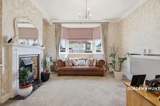 Coteford Close, Loughton, IG10, photo 3