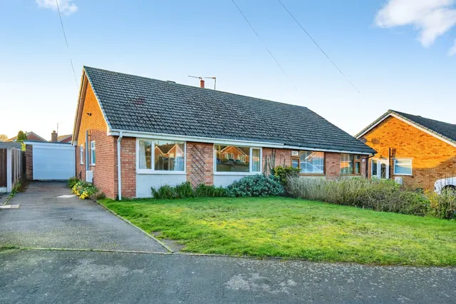 Churchill Crescent, Alrewas, Burton-On-Trent, photo 1