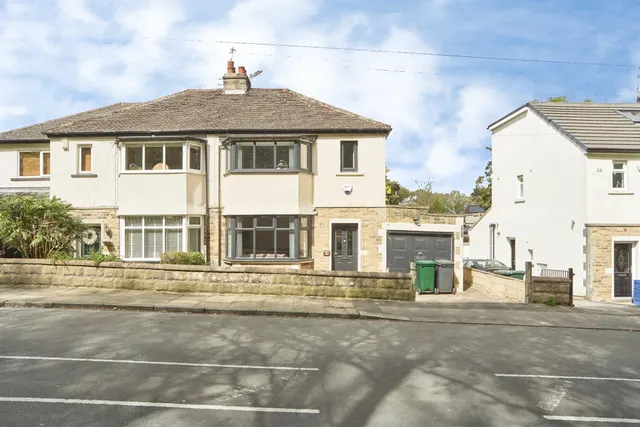 3 bedroom house — Avondale Road, Shipley