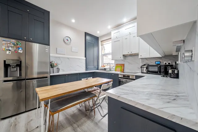 3 bedroom flat — Landgrove Road, Wimbledon, London, SW19