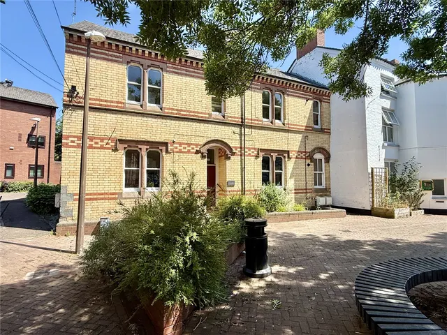 Severn Square, Newtown, photo 1