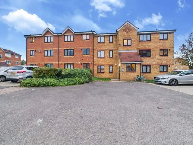 Feltham, Middlesex, photo 1