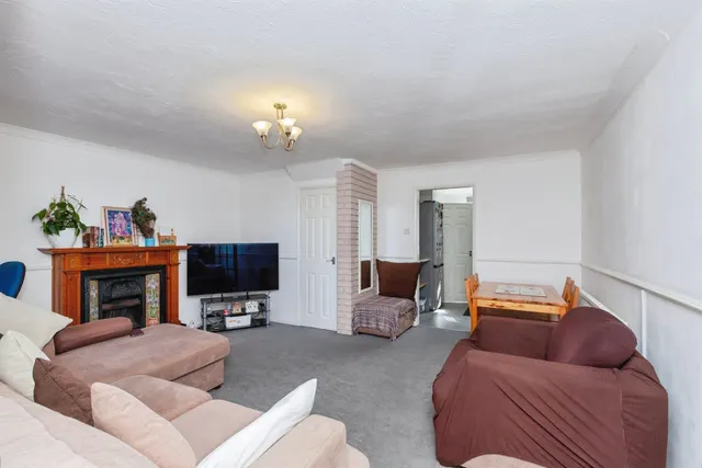 Burton Close, Oadby, LE2, photo 2
