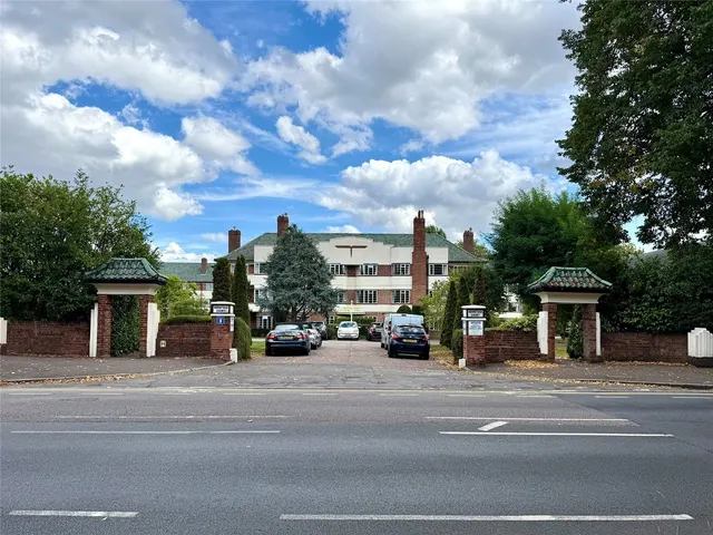 Woodford Road, London, E18, photo 2