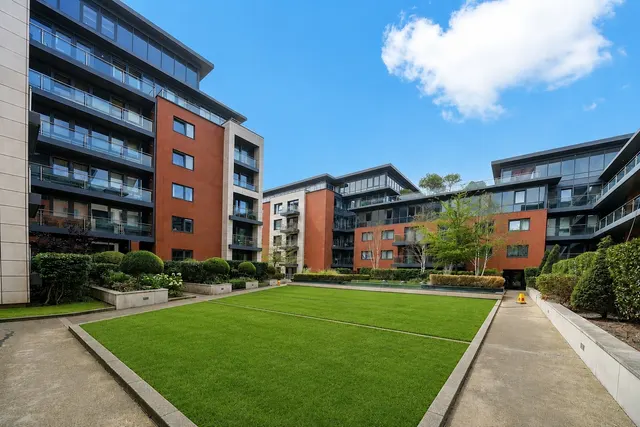 Chartfield Avenue, London, photo 1