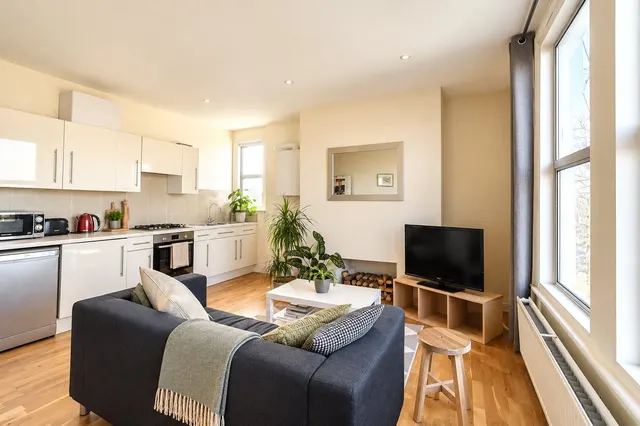 Larkhall Rise, London, SW4, photo 2