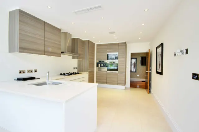 Photo 3 — Amara Lodge, Cockfosters Road, Hadley Wood, EN4 0JT