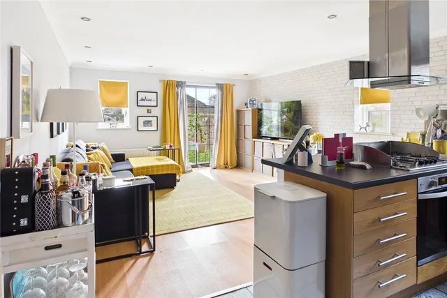 Photo 2 — Byron Close, London, SW16