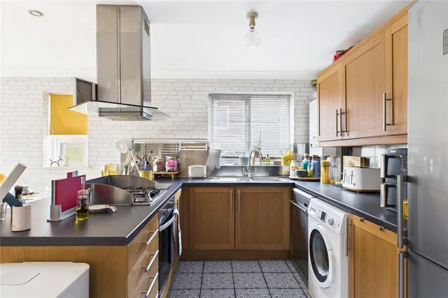 Photo 3 — Byron Close, London, SW16
