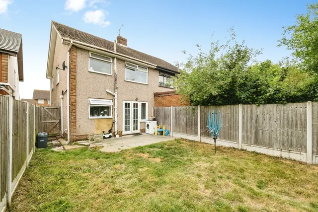 Photo 2 — Adnams Walk, Rainham, RM13