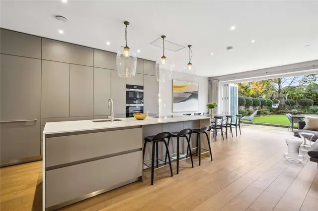 Photo 3 — Easterby Villas, Beverley Road, Barnes, London, SW13 0BQ