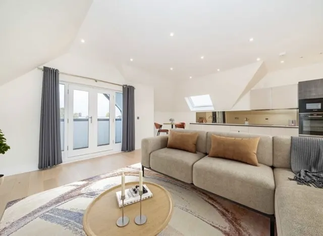 Photo 3 — Oak Hill Road, Surbiton, KT6
