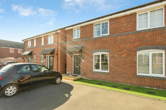 Cortland Way, Stourport-On-Severn, DY13, photo 1