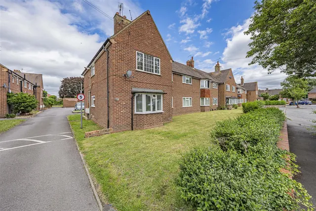 Queens Close, Old Windsor, Windsor, Berkshire, SL4 2PP, photo 1
