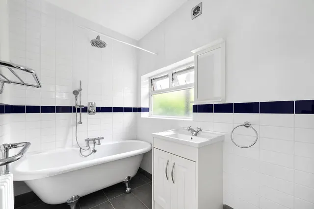 Mafeking Avenue, Brentford, TW8, photo 2