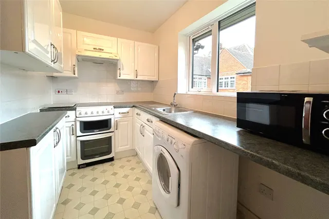 Photo 3 — Berry Court, Hook, Hampshire, RG27 9JZ
