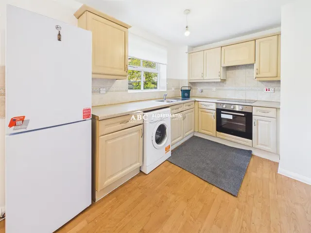 Chamberlayne Avenue, Wembley, photo 3