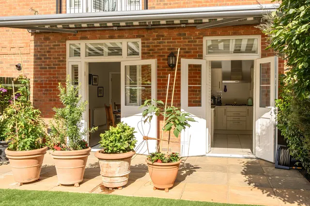Sir Geoffrey Todd Walk, Kings Drive, GU29, photo 3