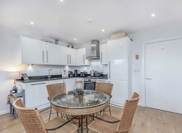 Photo 3 — Semley Road, Streatham, SW16