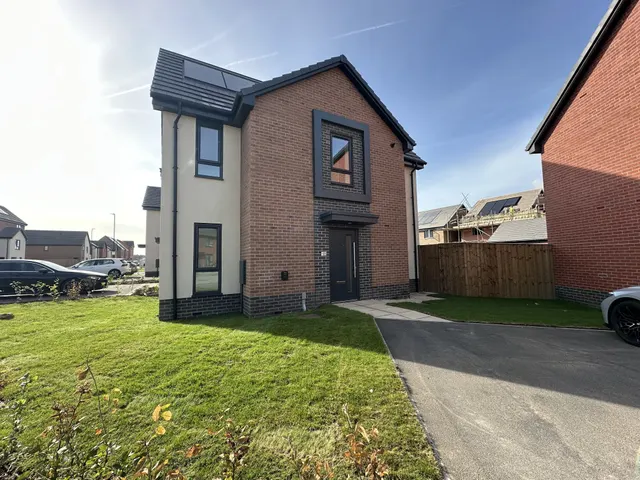 Hollowsbrook Road, New Rossington, DN11, photo 1