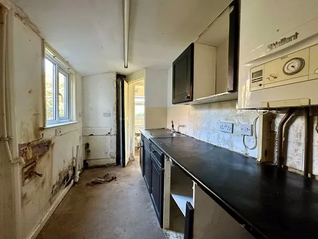 Photo 3 — Russell Street, Luton LU1 5EB