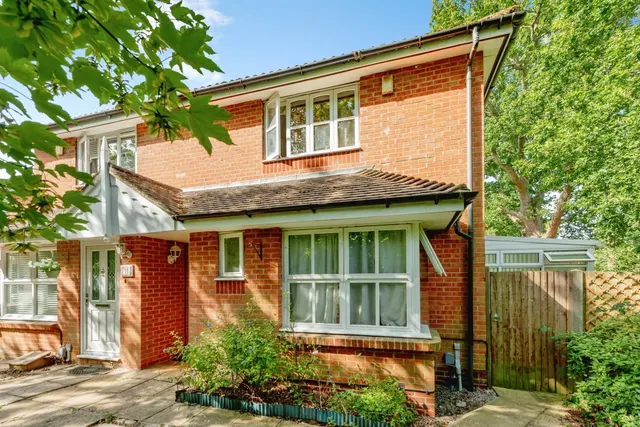3 bedroom house — Hill Place, Crawley