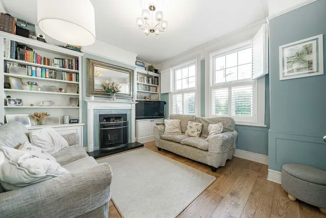 Myrtle Road, TW12, photo 2