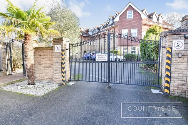 High Road, Benfleet, photo 1
