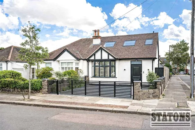 Ash Grove, Enfield, EN1 2LD, photo 1