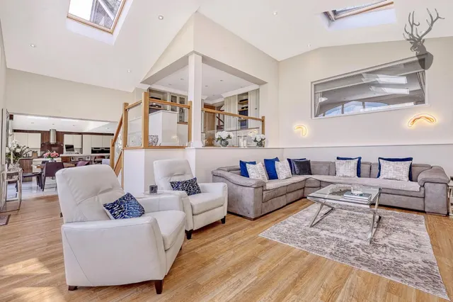 St. Johns Road, Loughton, IG10, photo 2