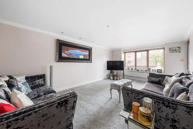 Forest Heights, Buckhurst Hill, IG9, photo 2