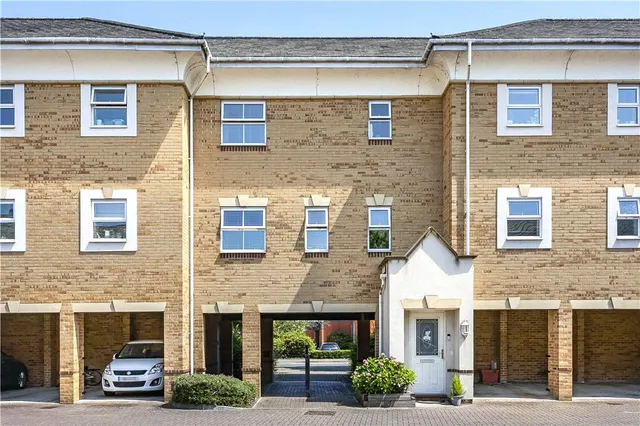 International Way, Sunbury-on-Thames, TW16, photo 1