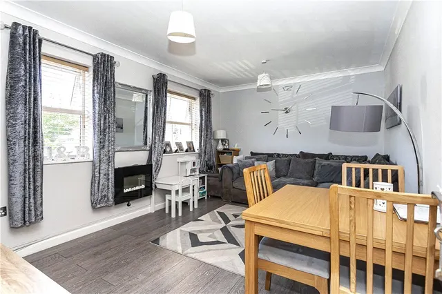 International Way, Sunbury-on-Thames, TW16, photo 2