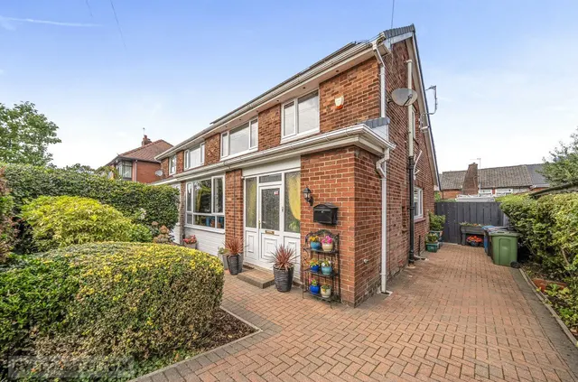 Edward Road, Shaw, OL2, photo 2