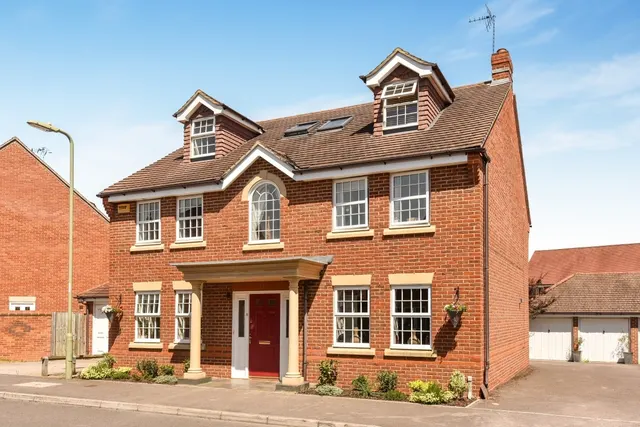 6 bedroom house — Harrow Road Fleet GU51