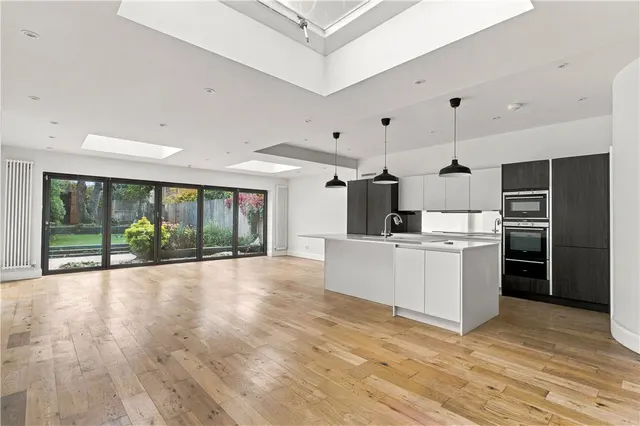 Magdalen Road, London, SW18, photo 1