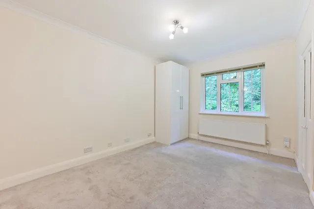Photo 3 — B Downs Court Cottage, 20 The Downs, London