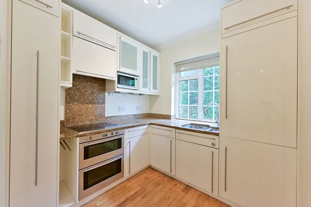 Photo 2 — B Downs Court Cottage, 20 The Downs, London