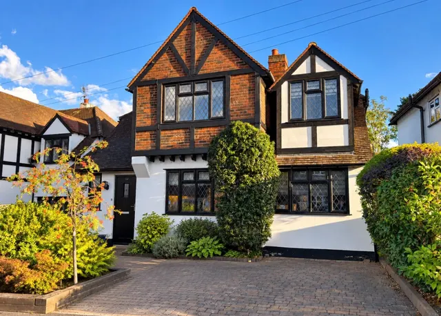 Vicarage Avenue, Surrey Egham, TW20, photo 1