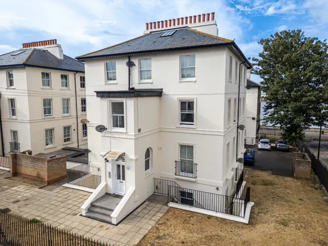 Lansdowne Square, Northfleet, DA11, photo 1